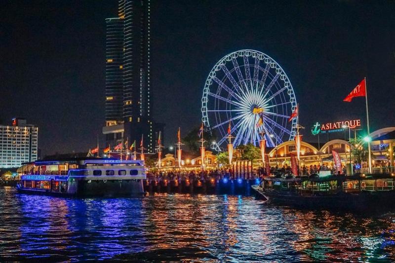 Asiatique berijkbaar met boot van het hotel