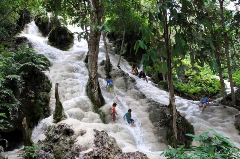 Sticky Waterfall trekking Green wood Travel