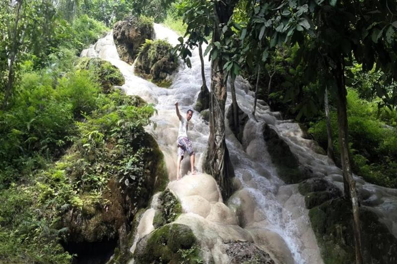 Sticky Waterfall trekking Green wood Travel