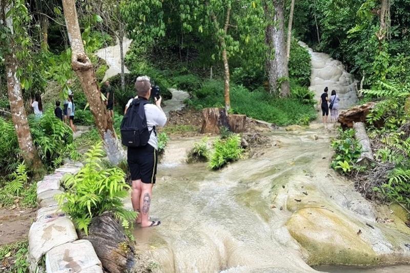 Sticky Waterval jungletrek Greenwood Travel