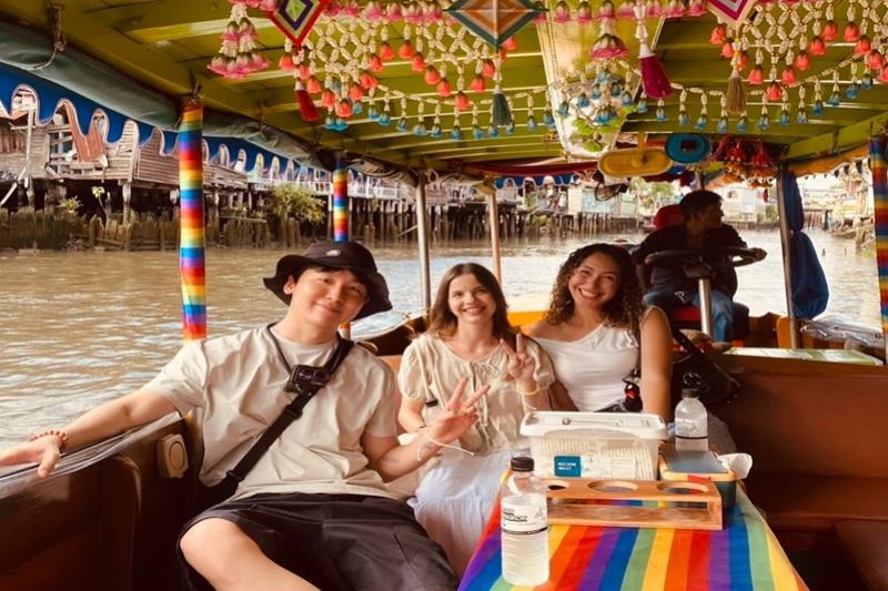 thaise-families-rivierleven-bangkok-noi