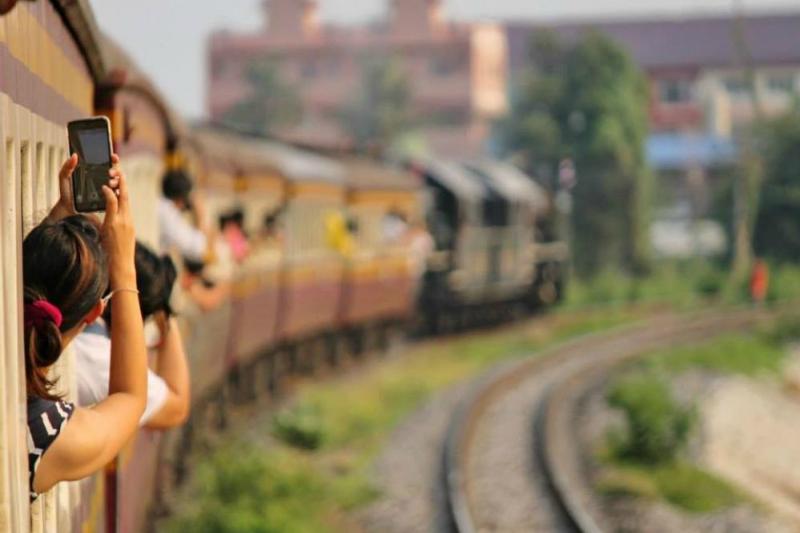 Bang Pa-In paleis per trein en langstaartboot