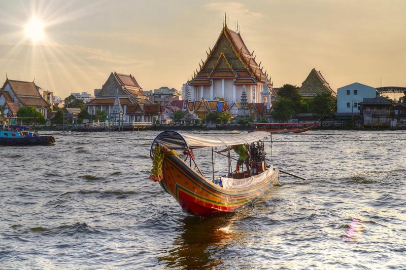 Bang Pa-In paleis per trein en langstaartboot